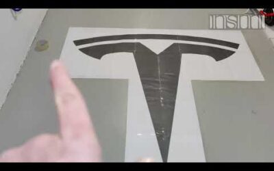 TESLA MODEL S – Pintamos el símbolo de Tesla en el garaje con poco dinero