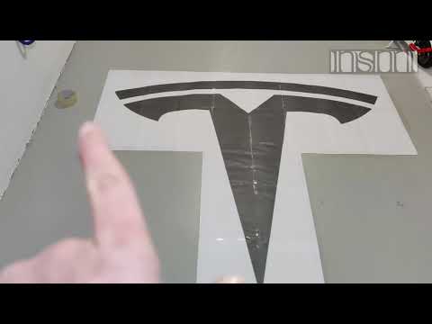 TESLA MODEL S – Pintamos el símbolo de Tesla en el garaje con poco dinero